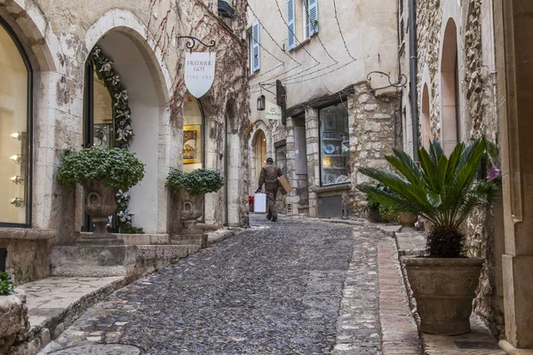 Saint-Paul-De-Vence, Fransa, 9 Ocak 2017. Pitoresk taş binalar şekil Ortaçağ kenti için tipik Fransız Alpleri'nde oluşturmak