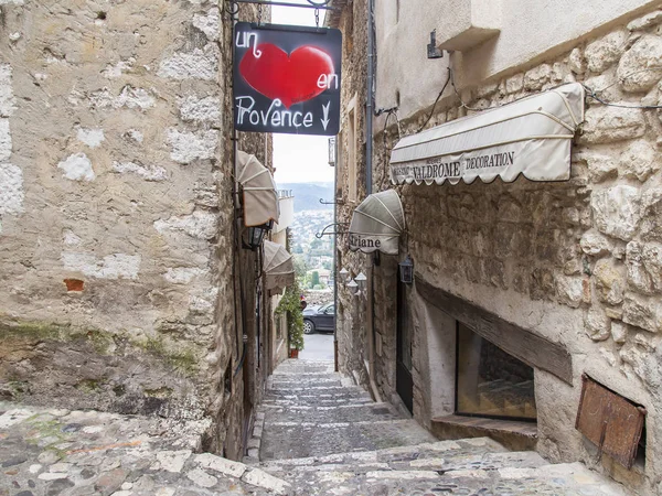 SAINT-PAUL-DE-VENCE, France, le 9 JANVIER 2017. Des bâtiments en pierre pittoresques créent une forme typique de la ville médiévale dans les Alpes françaises — Photo