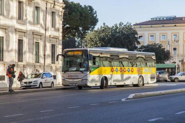 Roma, İtalya, 5 Şubat 2017. Otobüs yolcu hava alanına getirerek servis şehrin sokak gider.