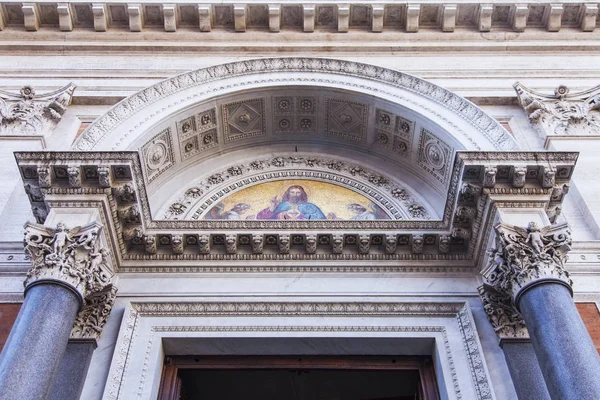 ROMA, ITALIA, 8 marzo 2017. La modanatura abile di stucco e una lista decorano una facciata di una cattedrale vecchia — Foto Stock