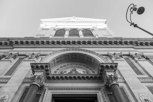 Řím, Itálie, na 8 března 2017. Obratný štukové hnětení a seznam zdobí fasádu staré katedrály — Stock fotografie