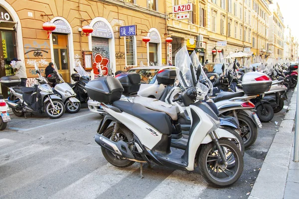 ROME, ITALY, on March 5, 2017. City landscape. Numerous motorcycles and scooters are parked near the sidewalk in a historical part of the city — Stock Photo, Image