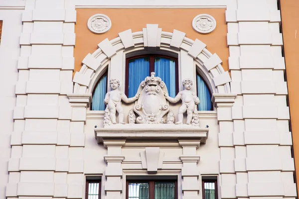 ROMA, ITALIA, 5 de marzo de 2017. El sol ilumina una fachada del edificio en el centro y una decoración típica — Foto de Stock