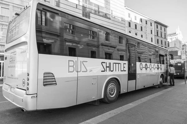 ROMA, ITALIA, 5 de marzo de 2017. La gente entra en el autobús el transporte que lleva a los pasajeros al aeropuerto va en la calle de la ciudad —  Fotos de Stock