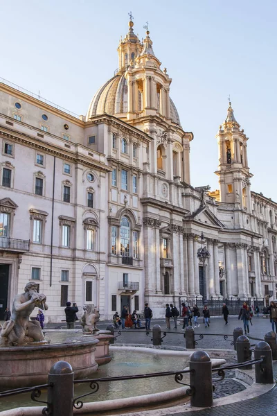 Rome (Italië), op 5 maart 2017. Toeristen lopen op Navon Square, een van de mooiste in de stad — Stockfoto