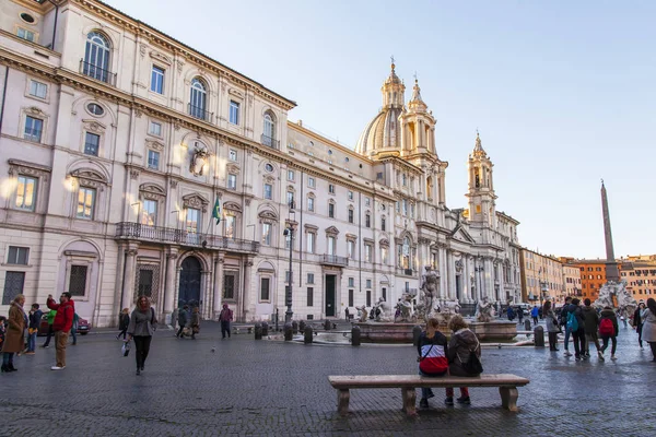 Rome (Italië), op 5 maart 2017. Toeristen lopen op Navon Square, een van de mooiste in de stad — Stockfoto