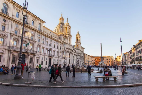 Rome (Italië), op 5 maart 2017. Toeristen lopen op Navon Square, een van de mooiste in de stad — Stockfoto