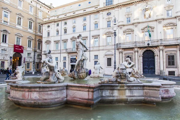 ROMA, ITALIA, il 5 marzo 2017. Il sole splendente illumina la fontana del Moro in Piazza Navon — Foto Stock