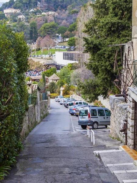 Saint-Paul-De-Vence, Francie, na 9 lednu 2017. Malebné horské silnici vede k městské bráně — Stock fotografie