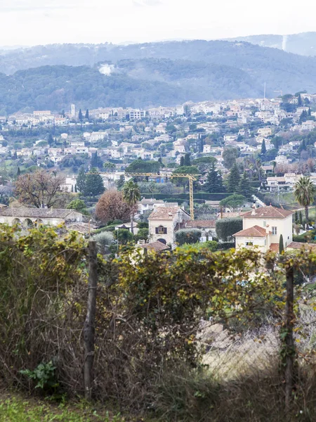 Saint-Paul-De-Vence, Γαλλία, στις 9 Ιανουαρίου 2017. Η γραφική ορεινή πόλη βρισκόταν στην κοιλάδα όμορφο βουνό. Θέα από το ένα τείχος της πόλης — Φωτογραφία Αρχείου