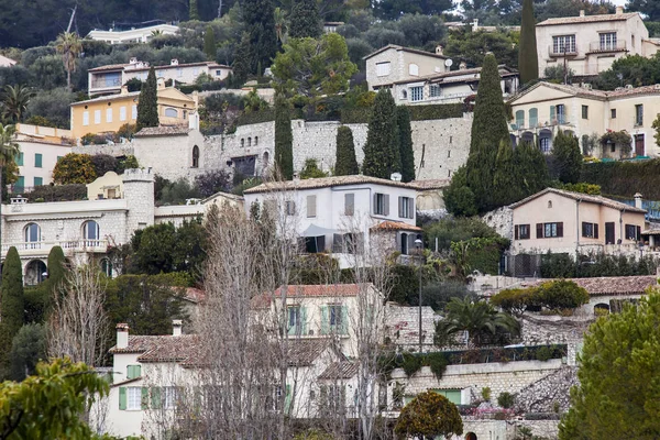 Saint-Paul-De-Vence, Francie, na 9 lednu 2017. Malebné horské Město leželo v krásném horském údolí. Pohled z městské zdi — Stock fotografie