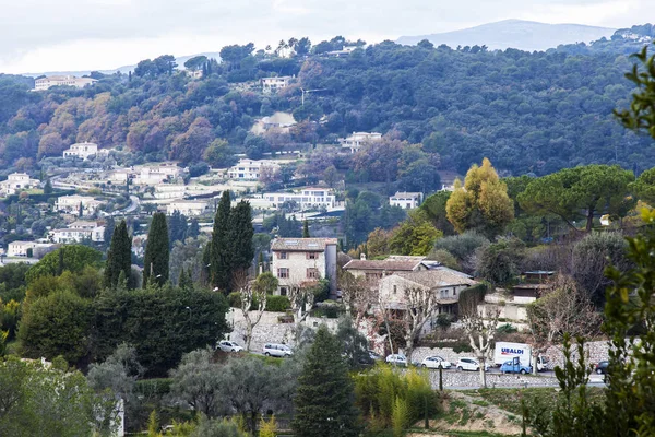 サン ・ ポール ・ ド ・ ヴァンス、フランス、2017 年 1 月 9 日に。美しい山間の町は、美しい山間の谷に位置していた。城壁からの眺め — ストック写真