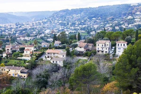 Saint-Paul-De-Vence, Francie, na 9 lednu 2017. Malebné horské Město leželo v krásném horském údolí. Pohled z městské zdi — Stock fotografie