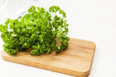 Bir tabloda bir kristal cam meyve güler yüzlü