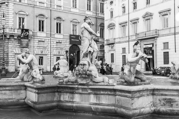 ROME, ITÁLIA, em 5 de março de 2017. O sol brilhante ilumina a fonte dos mouros na Praça Navon — Fotografia de Stock