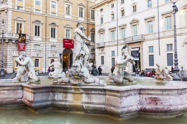 Rom, Italien, 5 mars 2017. Den ljusa solen lyser Hedens fountain på Navon Square — Stockfoto