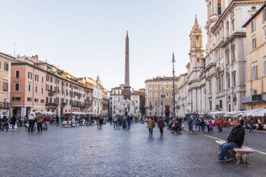 Roma, İtalya, üzerinde 8 Mart 2017. İnsanlar yürüyüş Piazza Navona Meydanı ', en güzel şehir