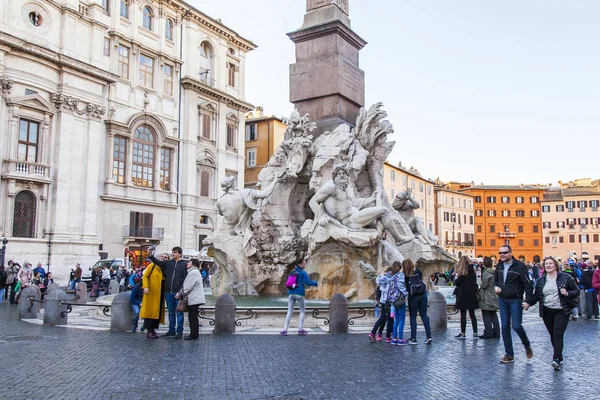 Rzym, Włochy, w dniu 8 marca 2017. Ludzie chodzą na placu Piazza Navona, w jednej z najpiękniejszych w mieście — Zdjęcie stockowe