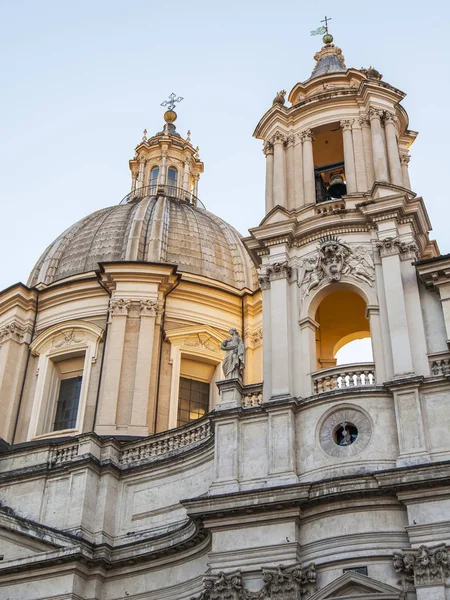 Rom, Italien, 8 mars 2017. Skicklig stuckatur listerna och en lista dekorera en fasad av S. Agnese i Agone kyrka på Piazza Navona — Stockfoto