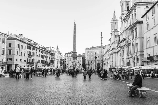 ROMA, ITALIA, 8 de marzo de 2017. La gente camina en Piazza Navona Square, una de las más bellas de la ciudad — Foto de Stock