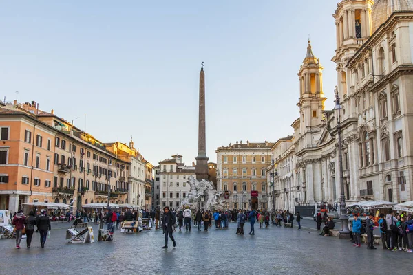 ROME, ITÁLIA, em 8 de março de 2017. As pessoas caminham na Piazza Navona Square, uma das mais belas da cidade — Fotografia de Stock