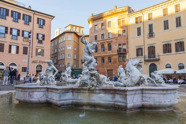 Rzym, Włochy, w dniu 5 marca 2017. Jasne słońce świeci Moor fontanna na placu Navon — Zdjęcie stockowe