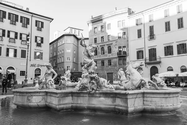 Rzym, Włochy, w dniu 5 marca 2017. Jasne słońce świeci Moor fontanna na placu Navon — Zdjęcie stockowe