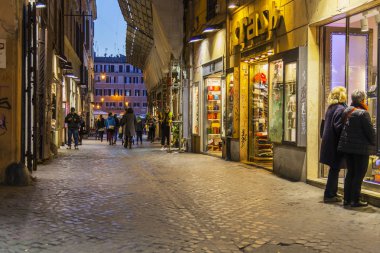 Roma, İtalya, 5 Şubat 2017. Şehir merkezinde sokak ışık gece yangınlar