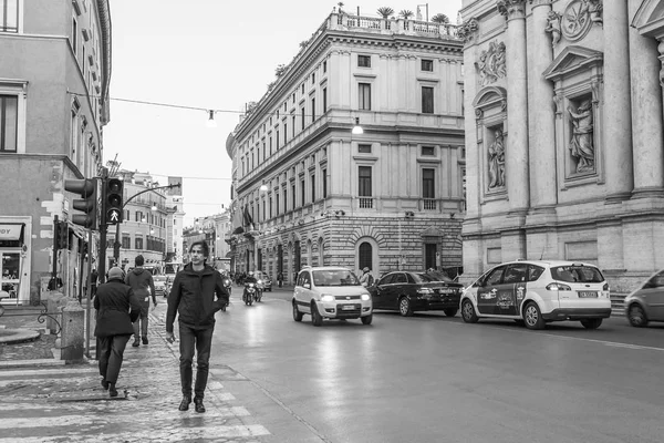 Rzym, Włochy, w dniu 5 marca 2017. Krajobraz miasta. Piękne budynki stanowią atrakcyjny kompleks architektoniczny ulicy w centrum miasta. — Zdjęcie stockowe