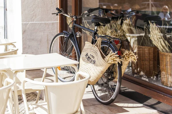 Lisabon, Portugalsko, na 22. června 2017. Malé tabulky pouliční kavárny v historické části města očekávají návštěvníky — Stock fotografie