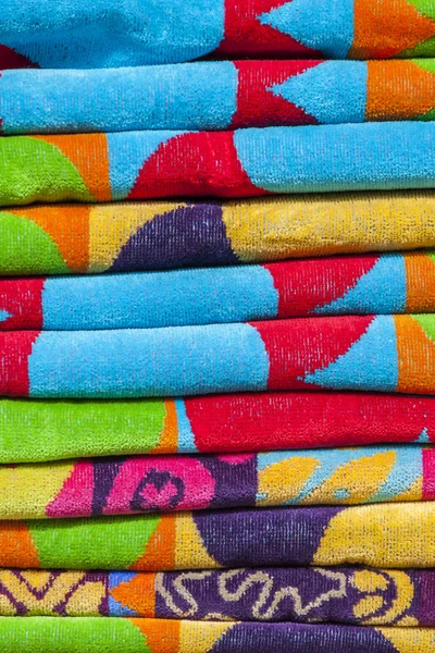 Haufen helle Handtücher aus Frottee — Stockfoto