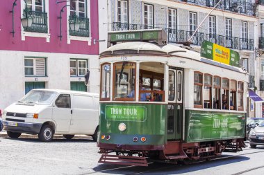 Lizbon, Portekiz, üzerinde 22 Haziran 2017. Yaz sabahı. Nadir tramvay şehrin sokak gider