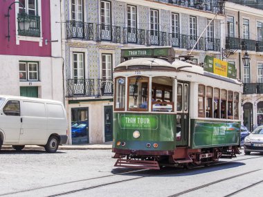 Lizbon, Portekiz, üzerinde 22 Haziran 2017. Yaz sabahı. Nadir tramvay şehrin sokak gider