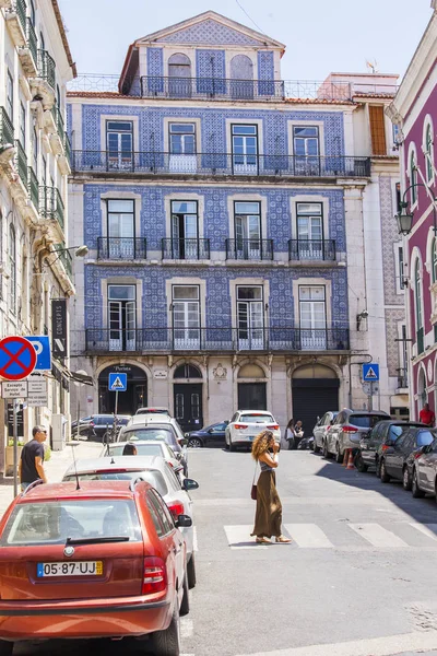 Lissabon, Portugal, 22 juni 2017. Sommarmorgon. Solen lyser staden gatan — Stockfoto