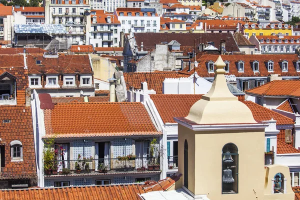 LISBOA, PORTUGAL, em 22 de junho de 2017. Dia de verão. O sol ilumina telhados vermelhos do centro da cidade em uma encosta de colina — Fotografia de Stock