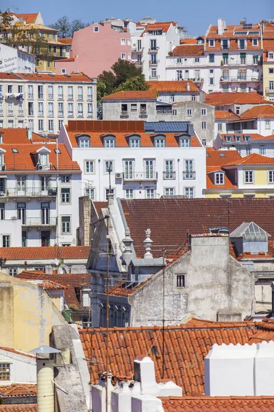 Lissabon, Portugal, op 22 juni 2017. Zomerdag. De zon licht rode daken van het centrum op een helling van de heuvel — Stockfoto