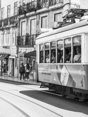 Lizbon, Portekiz, üzerinde 22 Haziran 2017. Yaz sabahı. Nadir tramvay şehrin sokak gider