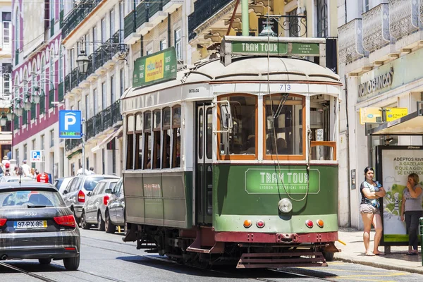 LISBONNE, PORTUGAL, le 22 juin 2017. Le matin d'été. Le tram rare va dans la rue de la ville — Photo