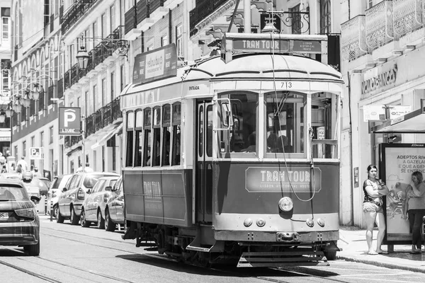 Lisbon, portugal, am 22. juni 2017. sommermorgen. die seltene Straßenbahn fährt auf der Stadtstraße — Stockfoto