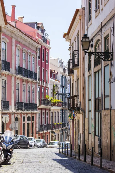 Lizbona, Portugalia, na 22 czerwca 2017 r. Letni poranek. Słońce świeci na ulicy miasta — Zdjęcie stockowe