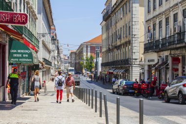 Lizbon, Portekiz, üzerinde 22 Haziran 2017. Yaz sabahı. Bir tepenin yamacında şehir sokak bilir 