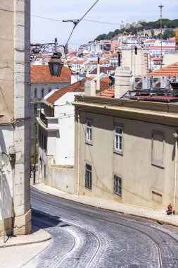 Lizbon, Portekiz, üzerinde 22 Haziran 2017. Yaz sabahı. Bir tepenin yamacında şehir sokak bilir 
