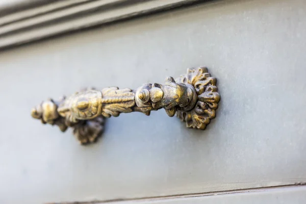 Lissabon, Portugal, op 22 juni 2017. De prachtige decoratieve deurklink siert een deur van de ingang van het oude gebouw — Stockfoto