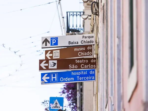 Lissabon, Portugal, op 22 juni 2017. Elementen van stad navigatie Toon de richting naar de bezienswaardigheden in het centrum — Stockfoto