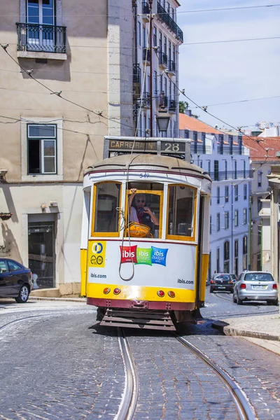 LISBOA, PORTUGAL, em 22 de junho de 2017. Manhã de verão. O bonde raro vai na rua da cidade — Fotografia de Stock