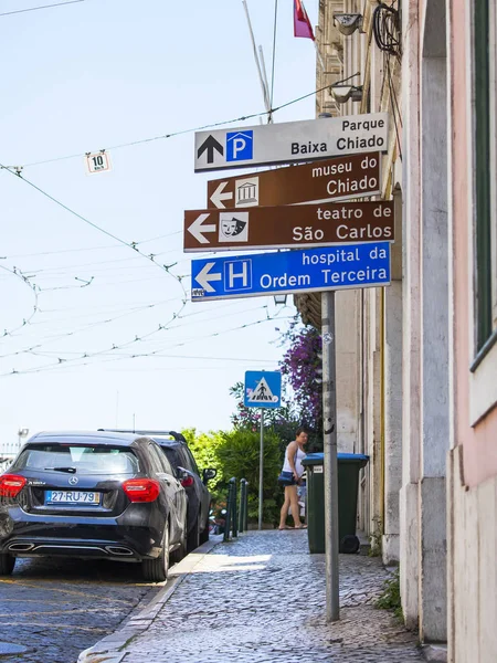 Lisbon, portugal, am 22. juni 2017. elemente der stadtnavigation zeigen die richtung zu den sehenswürdigkeiten in der innenstadt — Stockfoto