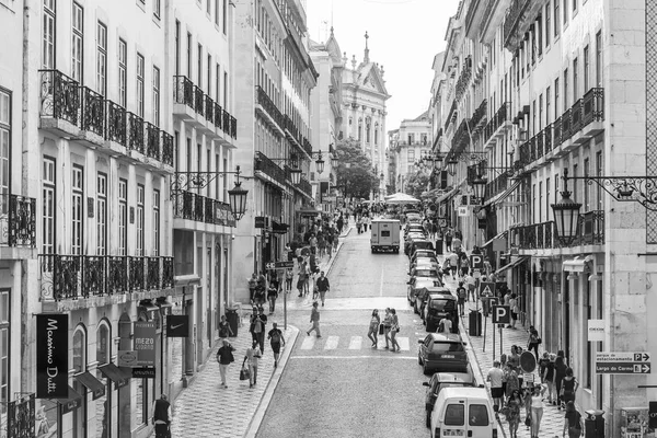 Lissabon, Portugal, op 22 juni 2017. Zomerochtend. Mensen gaan de straat van de handel in de binnenstad — Stockfoto
