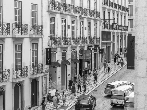 Lisabon, Portugalsko, na 22. června 2017. Letní ráno. Lidé chodí po ulici obchod v centru města — Stock fotografie
