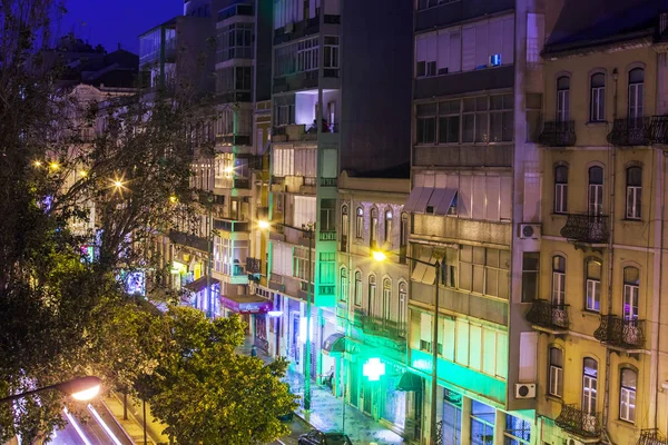 LISBON, PORTUGAL, 22 июня 2017 года. Ночные пожары освещают городскую улицу — стоковое фото