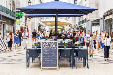 Lizbon, Portekiz, üzerinde 22 Haziran 2017. İnsanlar biraz dinlen ve şehrin tarihi bir bölümünü açık havada kafe
